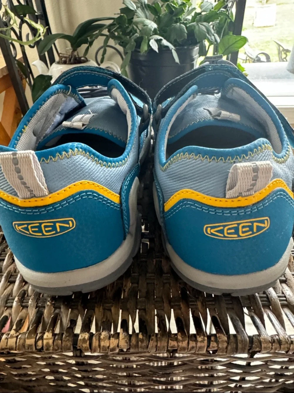 KEEN Knotch Hollow sneakers adjustable Velcro strap Youth Size 7
